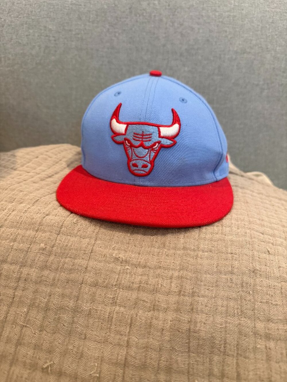 New Era 59FIFTY Chicago Bulls 2019/20 City Edition On-Court Hat Light Blue/Red